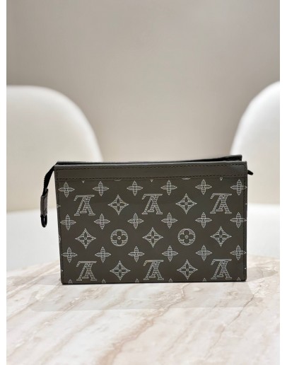 LOUIS VUITTON GASTON WEARABLE WALLET IN GREEN