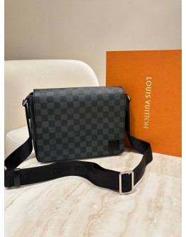 LOUIS VUITTON DISTRICT PM MESSENGER CANVAS