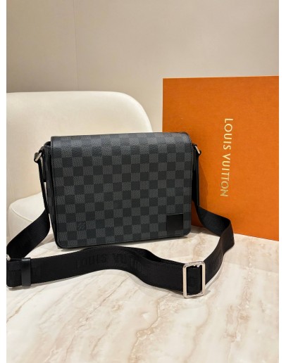 LOUIS VUITTON DISTRICT PM MESSENGER CANVAS