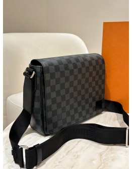 LOUIS VUITTON DISTRICT PM MESSENGER CANVAS