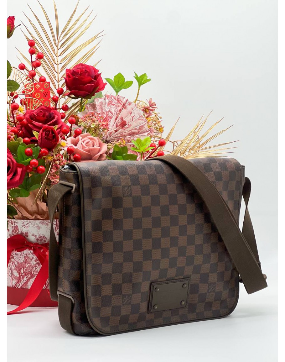 Louis Vuitton District messenger bag in ebene damier canvas and