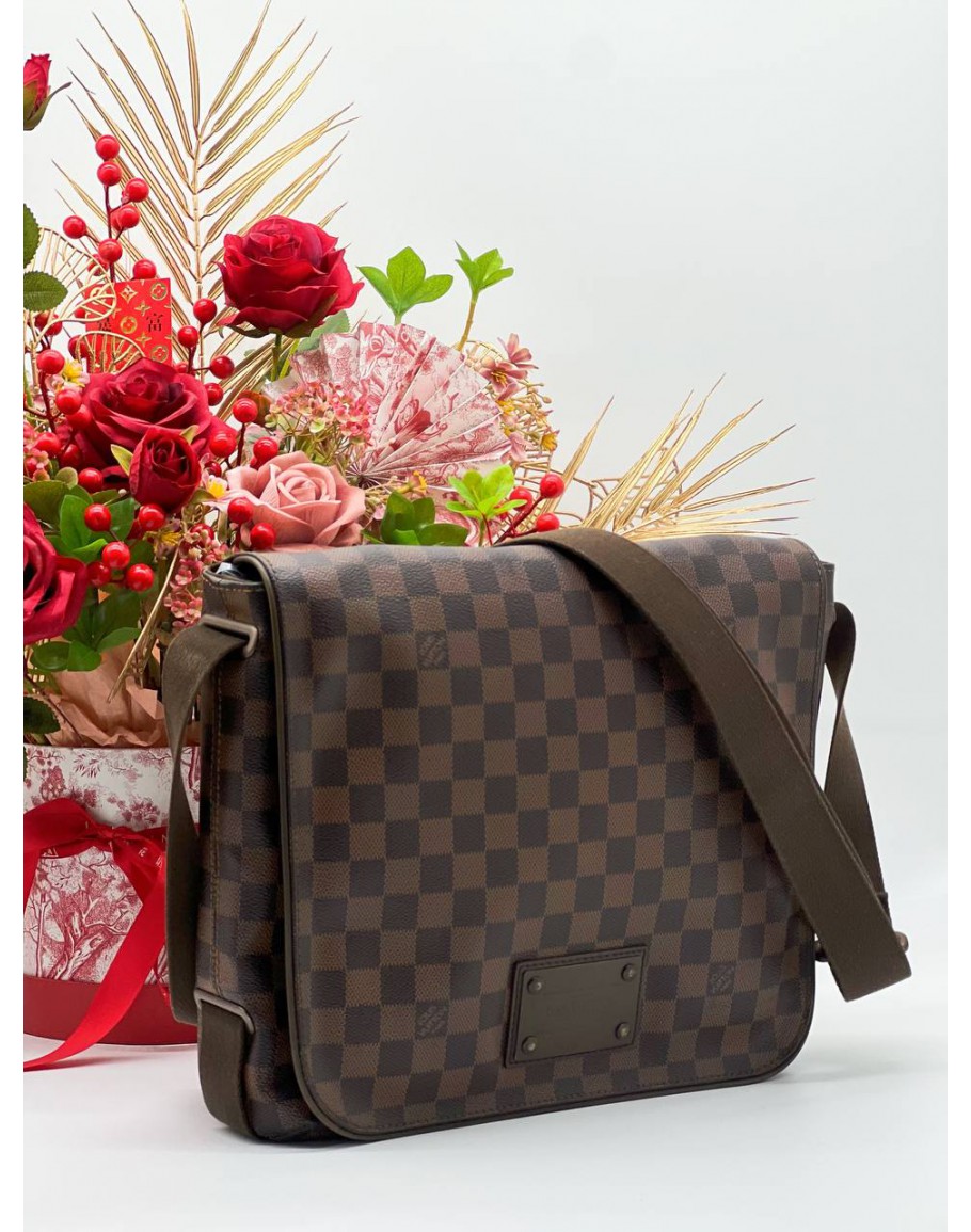 Louis Vuitton District messenger bag in ebene damier canvas and brown canvas