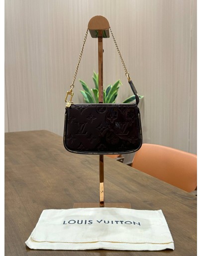 LOUIS VUITTON MINI POCHETTE ACCESSORIES IN AMARANTE DEEP PURPLE PATENT LEATHER GLOSSY MONOGRAM VERNIS EMBOSSED MATERIAL & GOLD CHAIN HARDWARE 