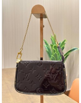 LOUIS VUITTON MINI POCHETTE ACCESSORIES IN AMARANTE DEEP PURPLE PATENT LEATHER GLOSSY MONOGRAM VERNIS EMBOSSED MATERIAL & GOLD CHAIN HARDWARE 