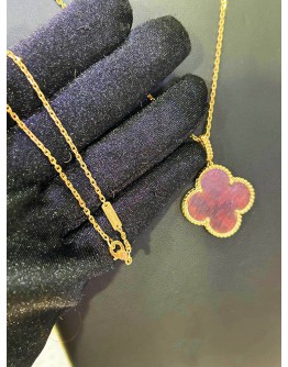 VAN CLEEF & ARPELS VINTAGE ALHAMBRA PENDANT NECKLACE IN 18K 750 ROSE GOLD WITH WOOD MOTIF