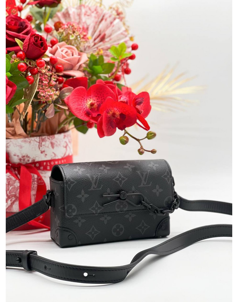 Louis Vuitton steamer wearable wallet, what Fits inside 