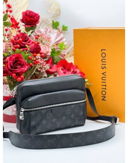 LOUIS VUITTON OUTDOOR MESSENGER CROSSBODY BAG 