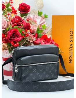 LOUIS VUITTON OUTDOOR MESSENGER CROSSBODY BAG 