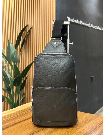 LOUIS VUITTON AVANUE SLING BODY BAG