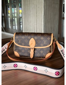 LOUIS VUITTON DIANE IN MONOGRAM CANVAS & LEATHER WITH FUCHSIA REMOVABLE STRAP
