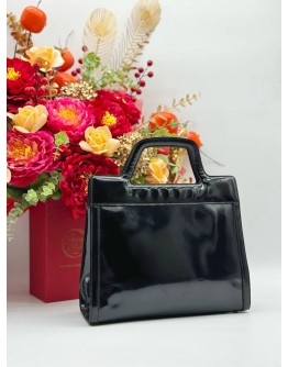 SALVATORE FERRAGAMO TOP HANDLE BAG IN BLACK PATENT LEATHER
