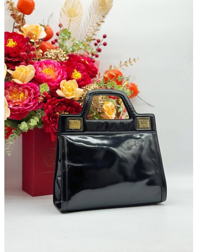 SALVATORE FERRAGAMO TOP HANDLE BAG IN BLACK PATENT LEATHER