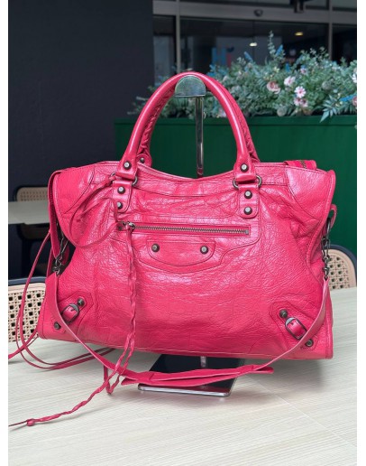 BALENCIAGA CLASSIC CITY BAG IN ROSE PINK IN AGED CALFSKIN LEATHER WITH BLACK HARDWARES