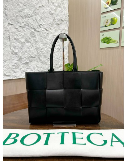 BOTTEGA VENETA ARCO MEDIUM TOTE BAG