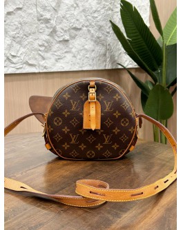 LOUIS VUITTON MM BOITE CHAPEAU SOUPLE IN MONOGRAM CANVAS & LEATHER CROSSBODY BAG 