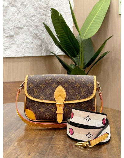 LOUIS VUITTON DIANE IN MONOGRAM CANVAS & LEATHER WITH FUCHSIA REMOVABLE STRAP