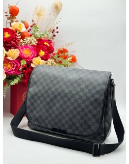 LOUIS VUITTON DANIEL MM MESSENGER BAG IN BLACK DAMIER GRAPHITE CANVAS