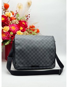 LOUIS VUITTON DANIEL MM MESSENGER BAG IN BLACK DAMIER GRAPHITE CANVAS