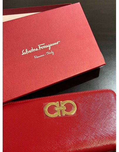 SALVATORE FERRAGAMO GANCINI ZIP AROUND CONDINENTAL WALLET