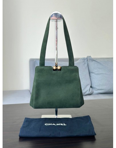 CHANEL VINTAGE SHOULDER BAG IN GREEN SUEDE LEATHER WITH GOLD D ICONIC INTERLOCKING CC LOGO CLASP HARDWARE