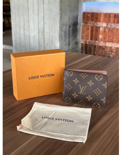 LOUIS VUITTON BI-FOLD WALLET IN MONOGRAM  
