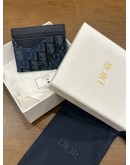 CHRISTIAN DIOR SADDLE CARD HOLDER IN DEEP BLUE GRAINED CALFSKIN & DEEP BLUE DIOR OBLIQUE TRIO JACQUARD MARQUETRY 
