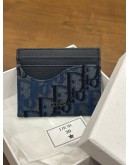 CHRISTIAN DIOR SADDLE CARD HOLDER IN DEEP BLUE GRAINED CALFSKIN & DEEP BLUE DIOR OBLIQUE TRIO JACQUARD MARQUETRY 