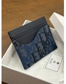 CHRISTIAN DIOR SADDLE CARD HOLDER IN DEEP BLUE GRAINED CALFSKIN & DEEP BLUE DIOR OBLIQUE TRIO JACQUARD MARQUETRY 